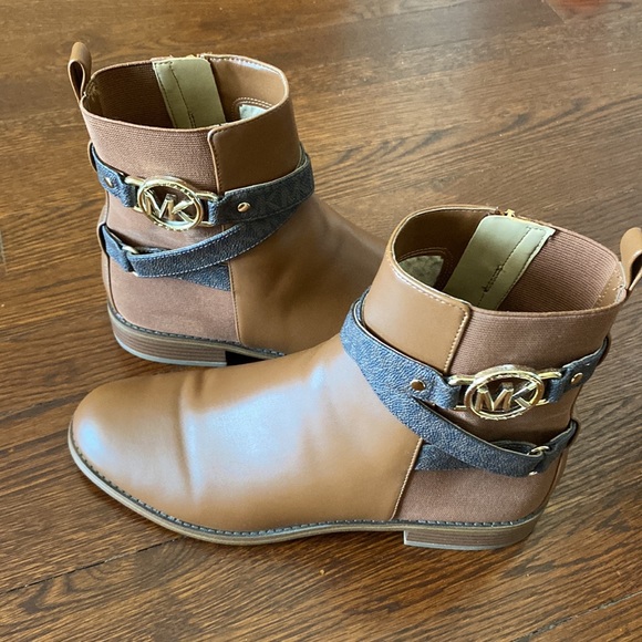 Slightly used Michael Kors Leather boots size 10 - Picture 2 of 6